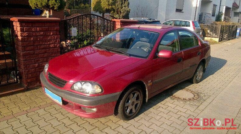 1999' Toyota Avensis photo #1
