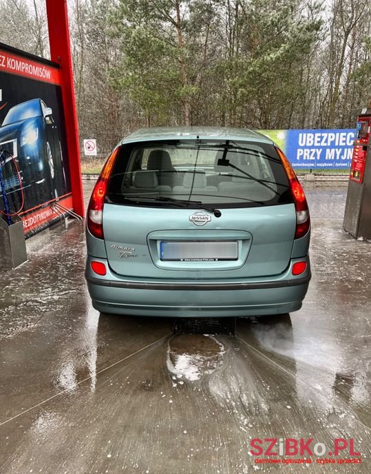 2003' Nissan Almera Tino photo #2