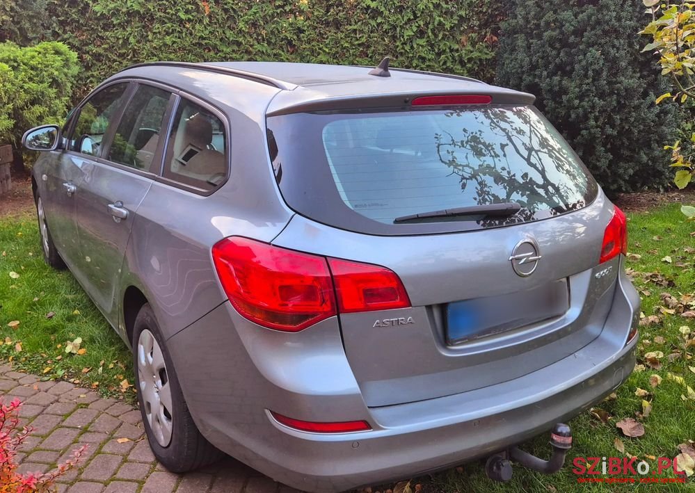 2011' Opel Astra photo #4