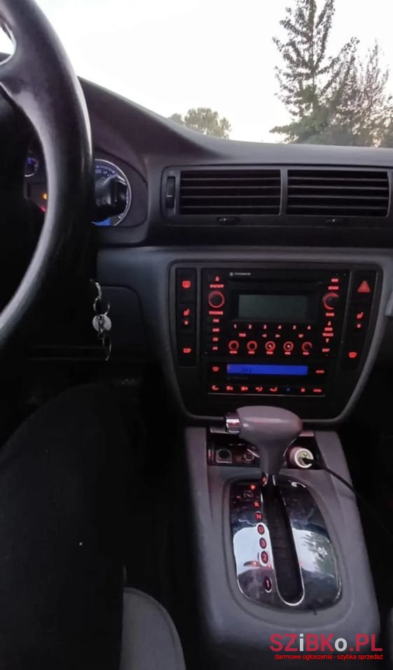 2004' Volkswagen Passat photo #5