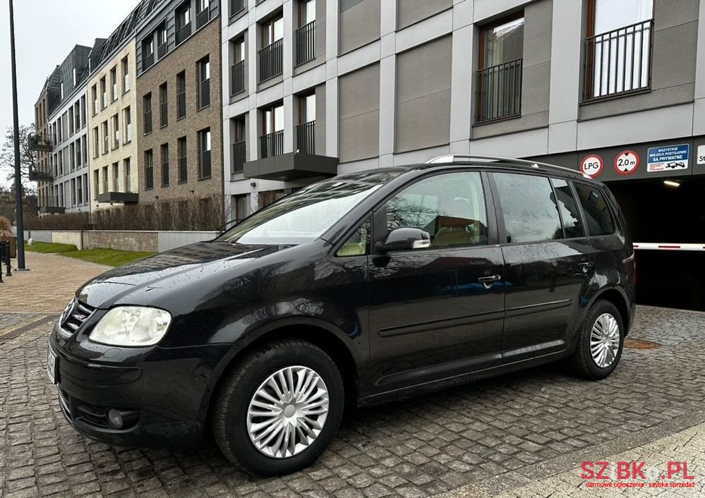 2004' Volkswagen Touran photo #1