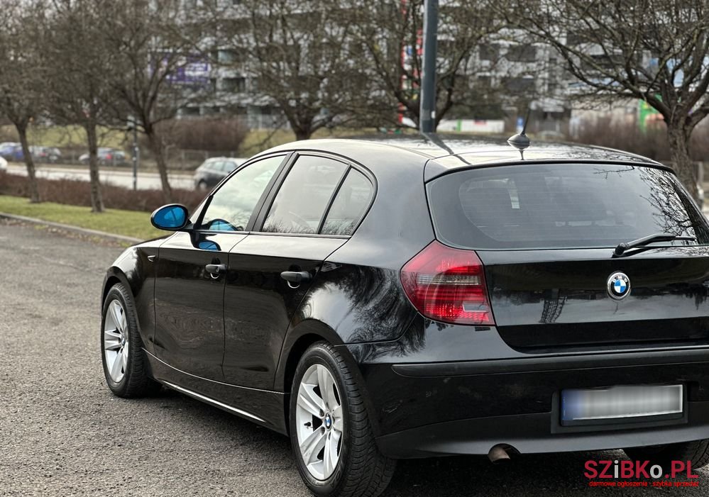 2004' BMW 1 Series 118D photo #2