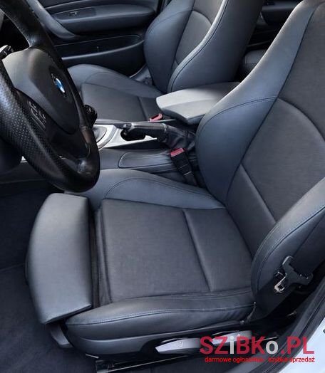 2009' BMW 1 Series 118I photo #5