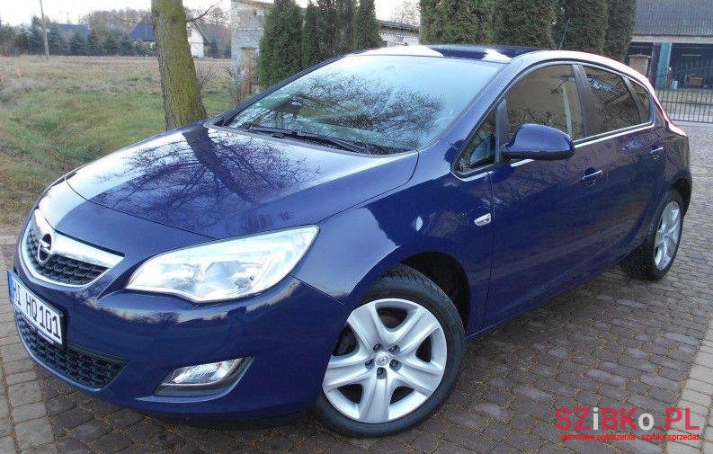 2011' Opel Astra photo #2