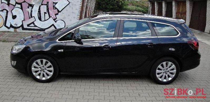2013' Opel Astra photo #1