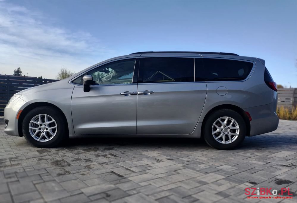 2017' Chrysler Pacifica photo #5