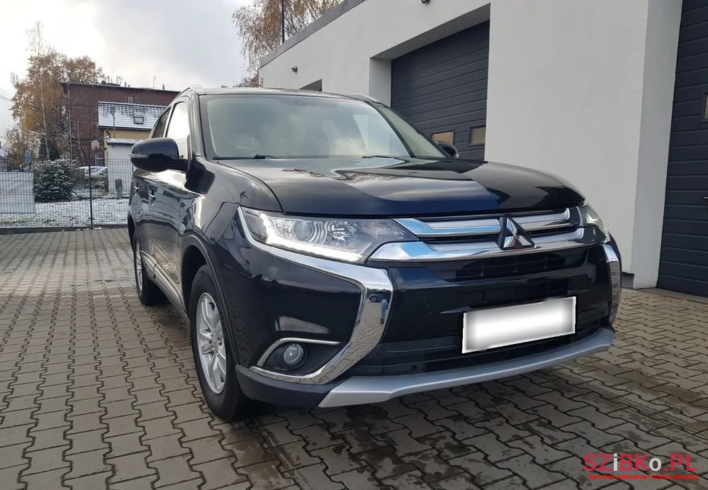2017' Mitsubishi Outlander photo #2