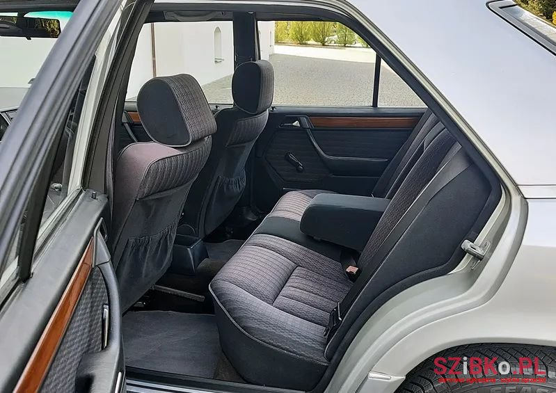 1992' Mercedes-Benz W124 photo #6