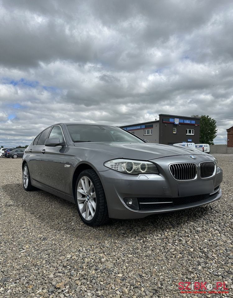2011' BMW 5 Series photo #2