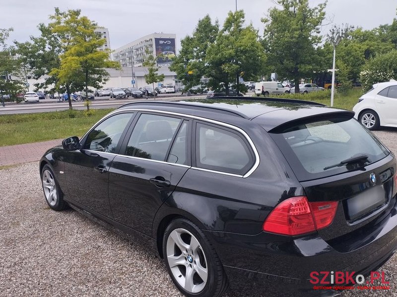 2011' BMW 3 Series 320D photo #6
