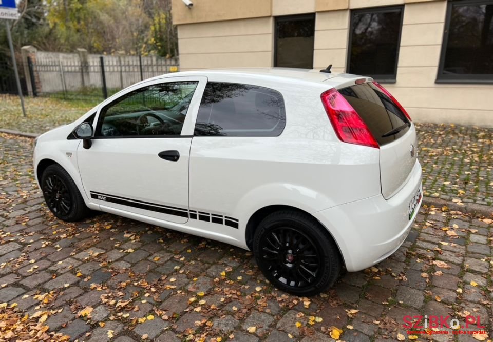 2012' Fiat Punto photo #3