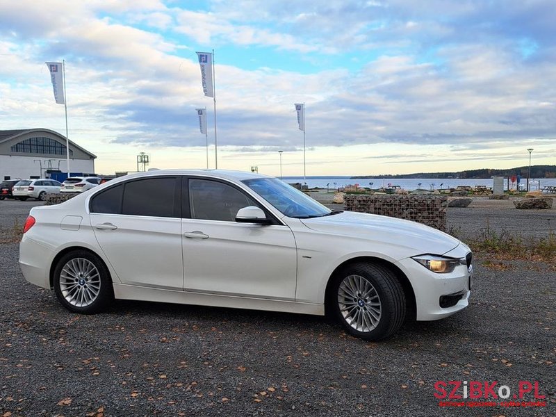 2012' BMW 3 Series 320D photo #3