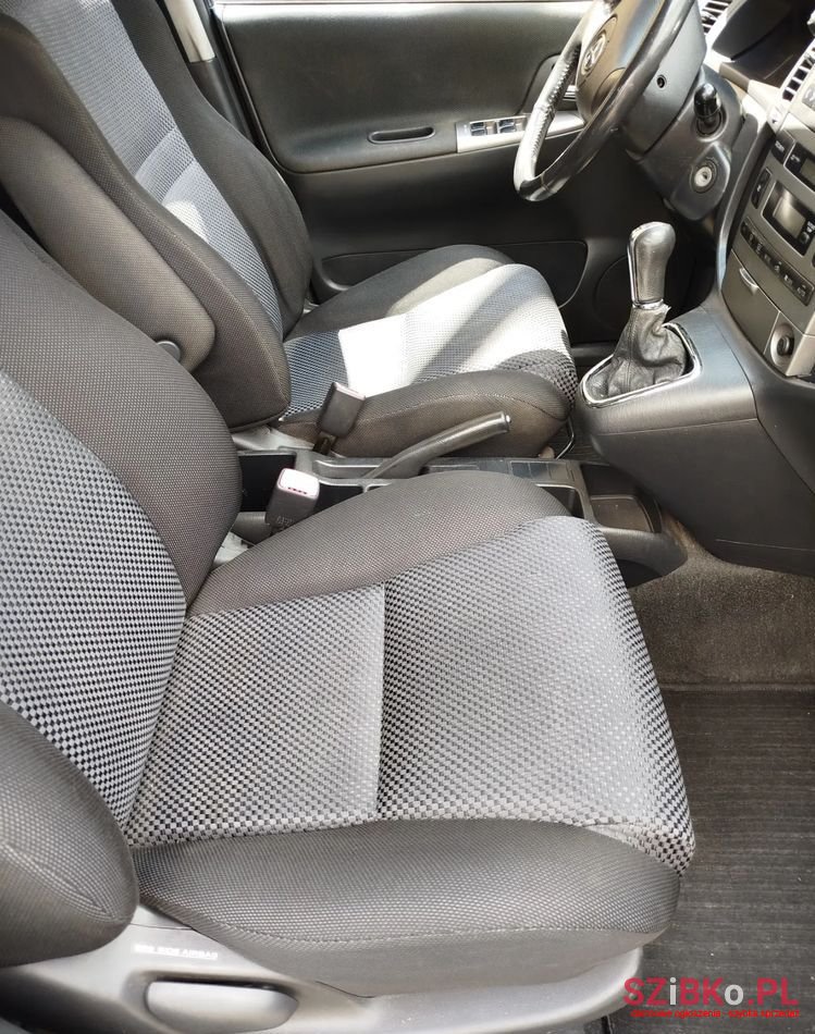 2004' Toyota Corolla Verso photo #3