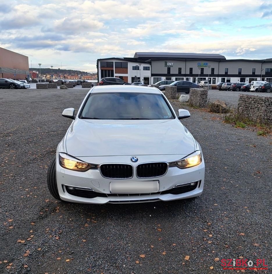 2012' BMW 3 Series 320D photo #2