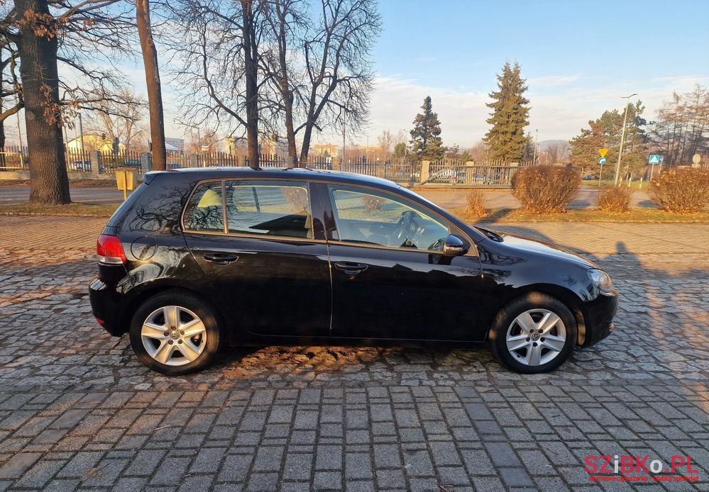 2010' Volkswagen Golf photo #2