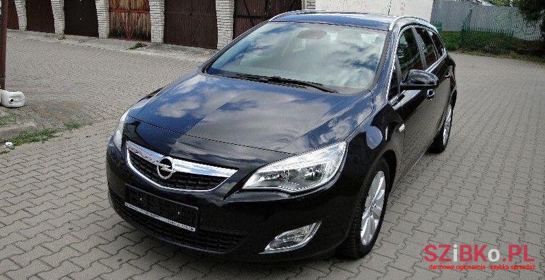 2013' Opel Astra photo #2
