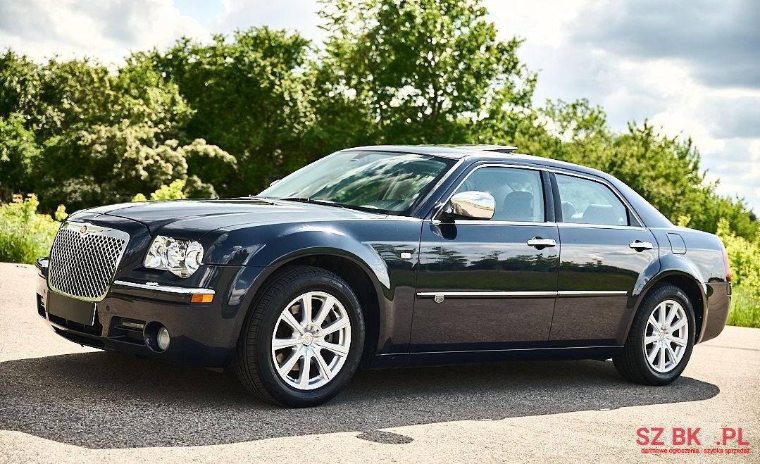 2010' Chrysler 300C photo #5