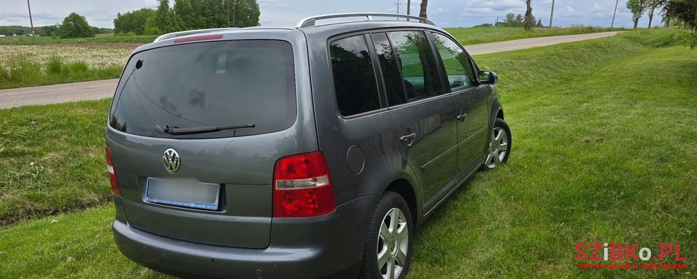 2004' Volkswagen Touran 2.0 Fsi Highline photo #3