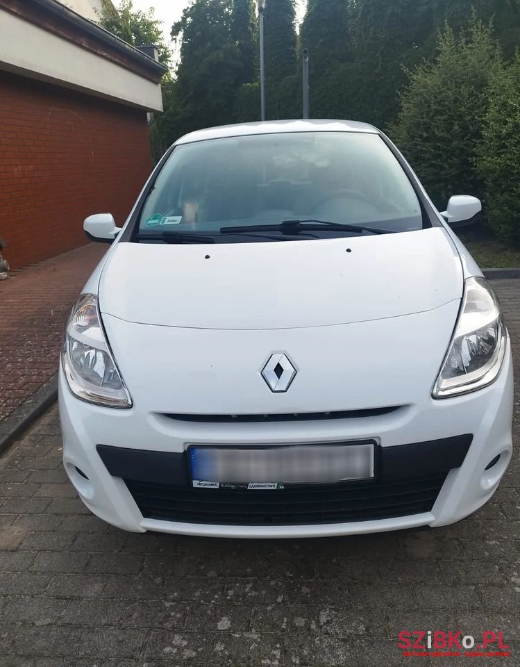 2010' Renault Clio photo #2