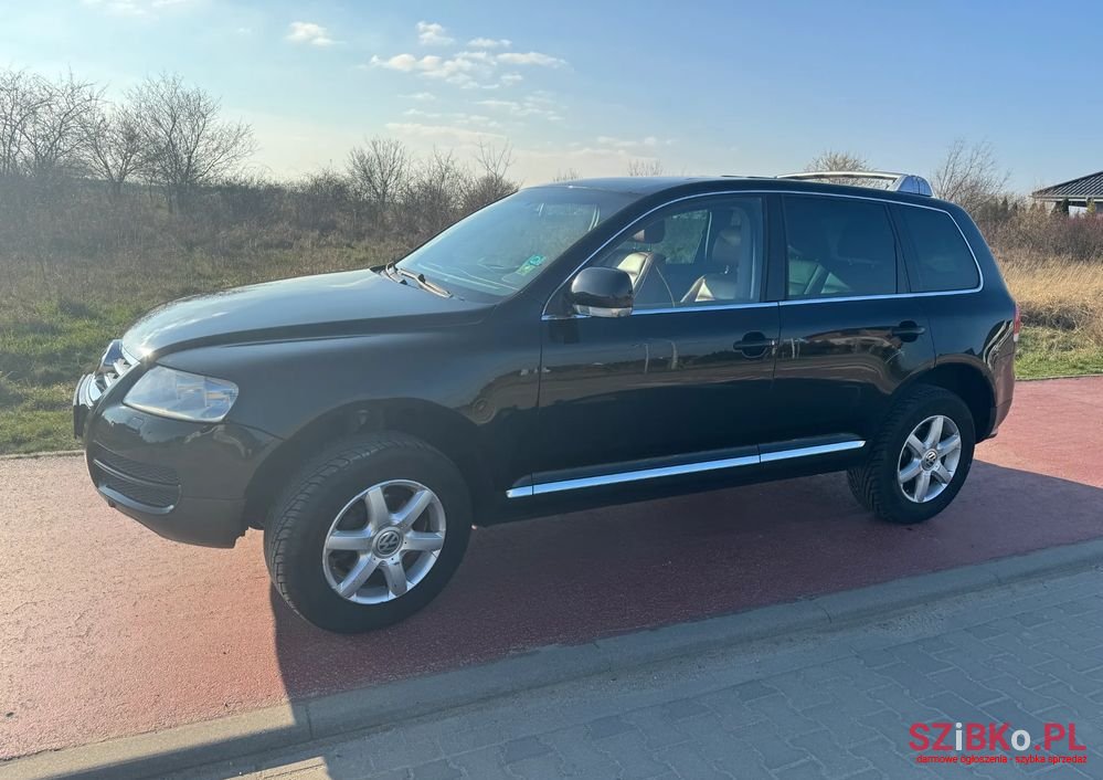 2005' Volkswagen Touareg photo #2