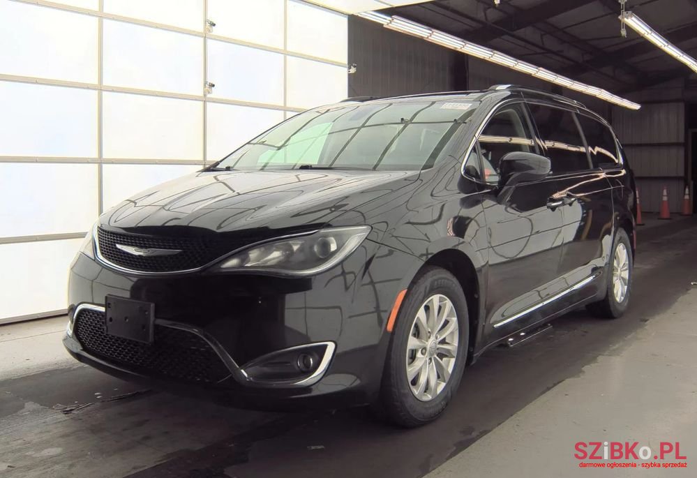 2018' Chrysler Pacifica photo #1