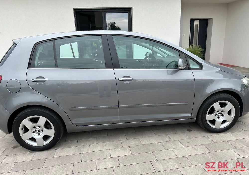 2011' Volkswagen Golf Plus photo #3