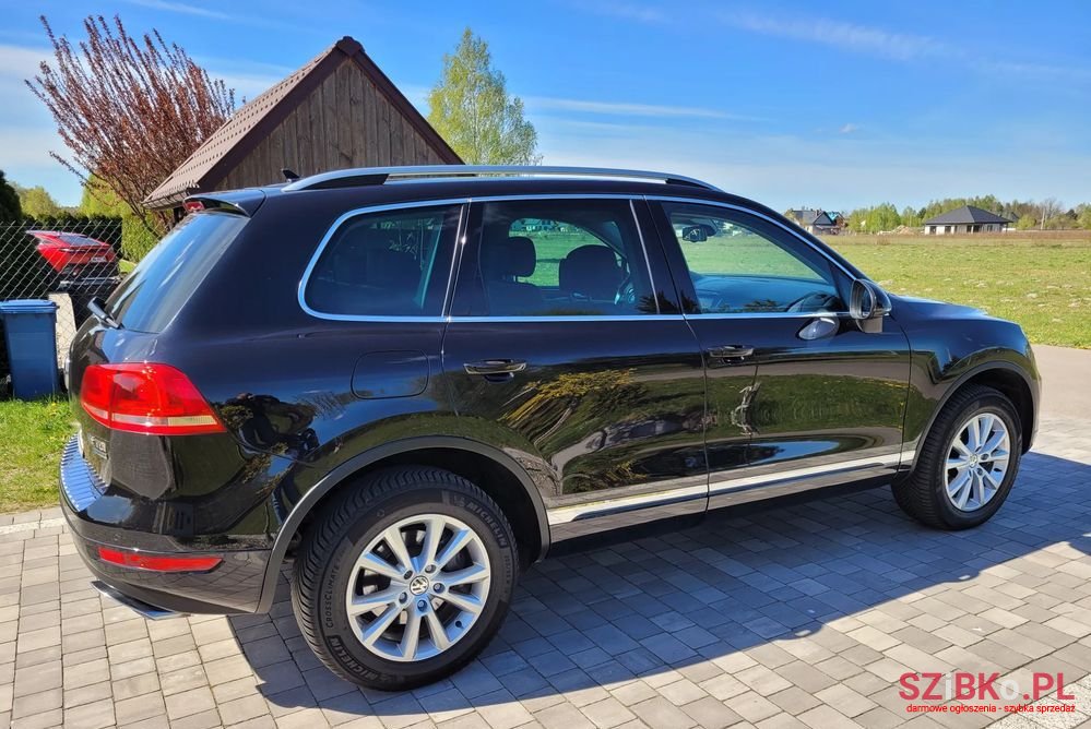 2011' Volkswagen Touareg photo #5