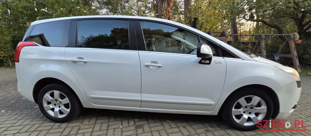 2012' Peugeot 5008 photo #3