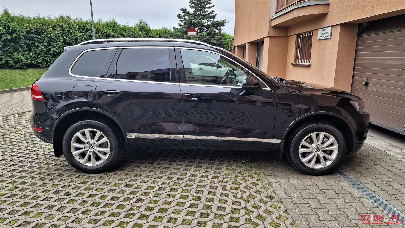 2011' Volkswagen Touareg photo #2