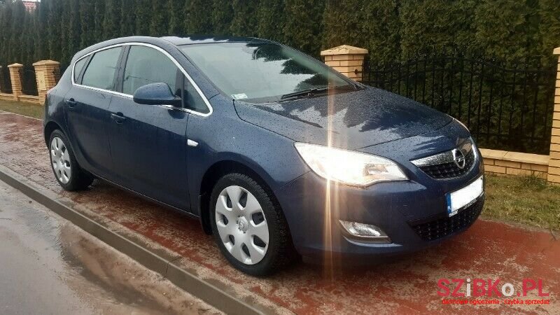 2010' Opel Astra photo #2