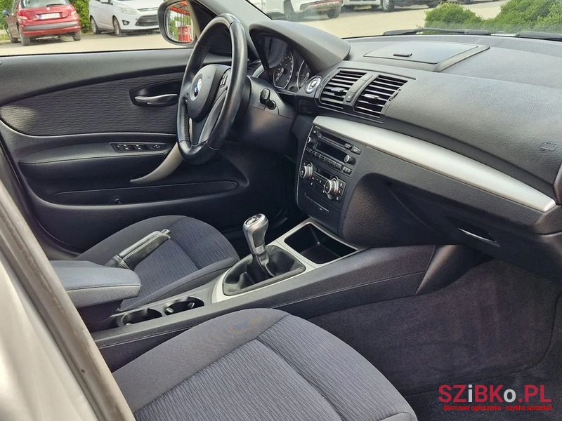 2011' BMW 1 Series 116I photo #5