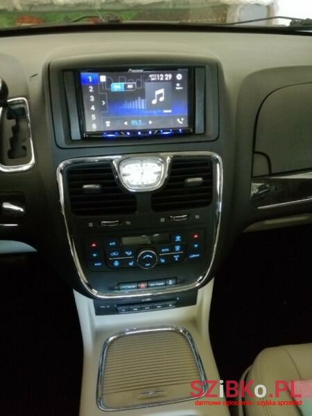 2013' Chrysler Town & Country photo #5