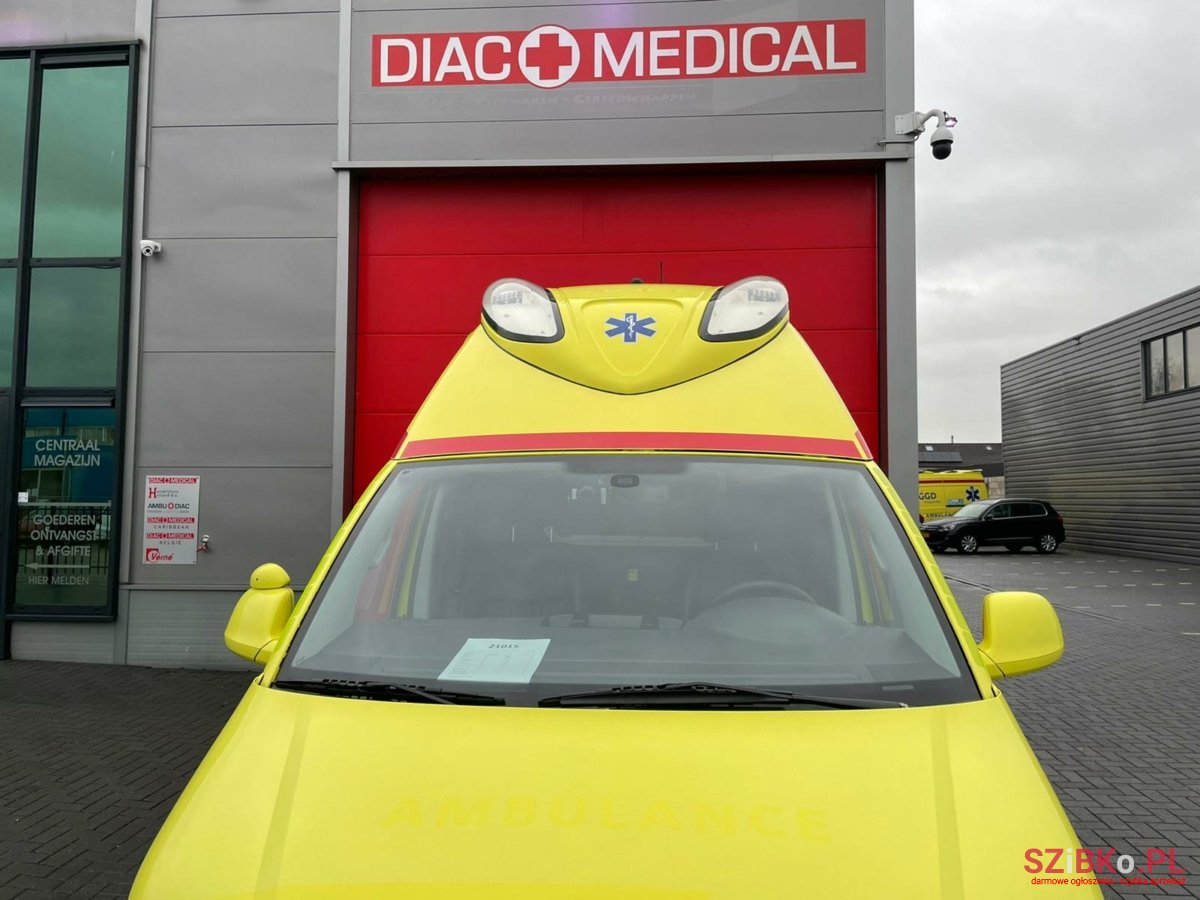 2013' Volkswagen T5 Kombi 2.0 TDI L2H1 Ambulance photo #3