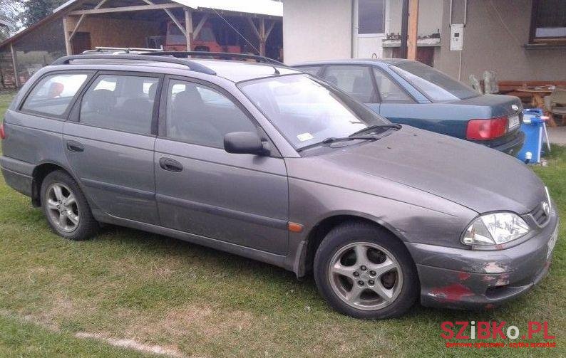 2002' Toyota Avensis photo #1