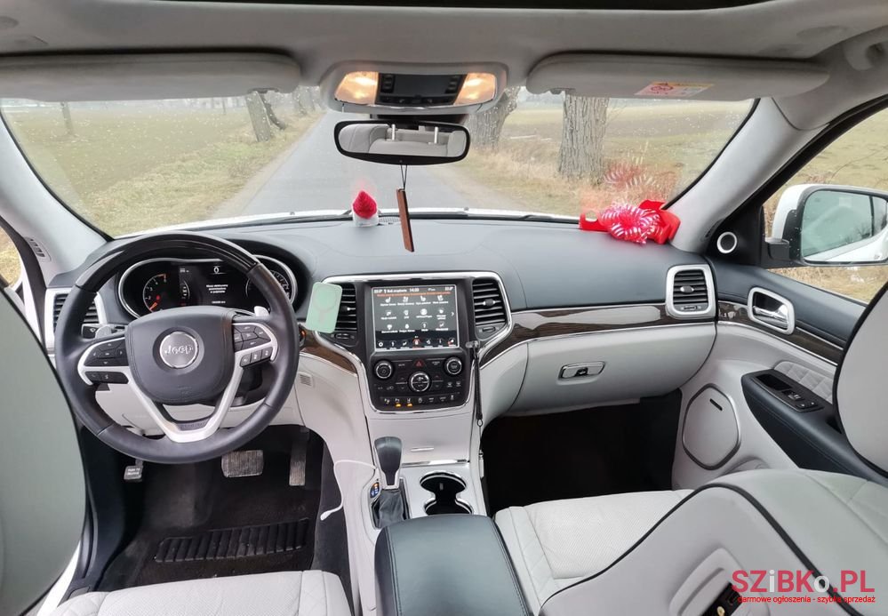 2017' Jeep Grand Cherokee photo #6