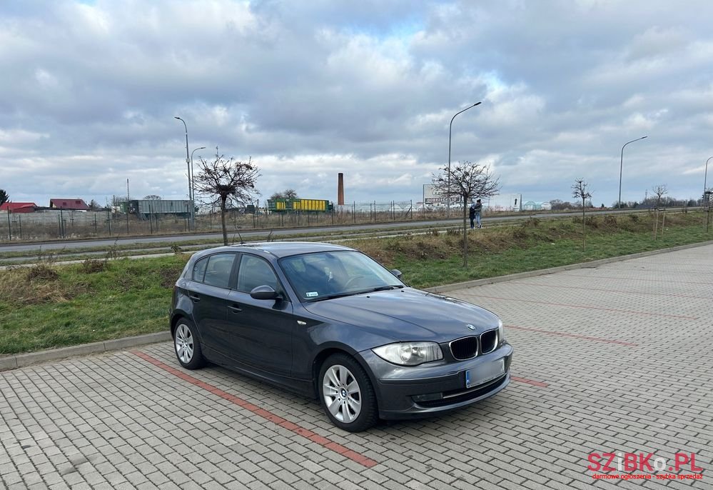 2008' BMW 1 Series 116I photo #3