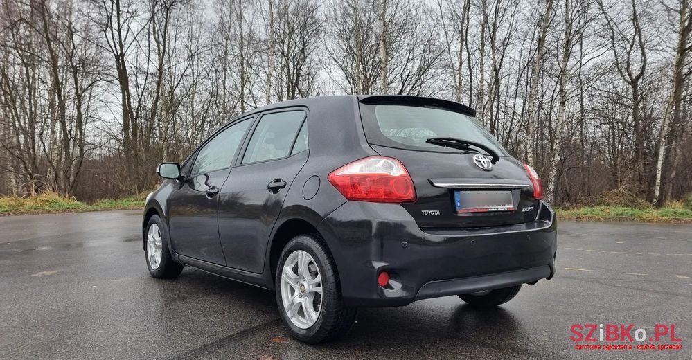 2011' Toyota Auris photo #5