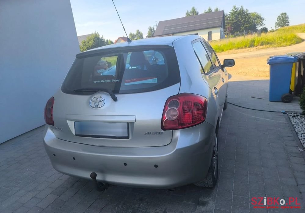 2009' Toyota Auris 2.0 D-4D photo #2
