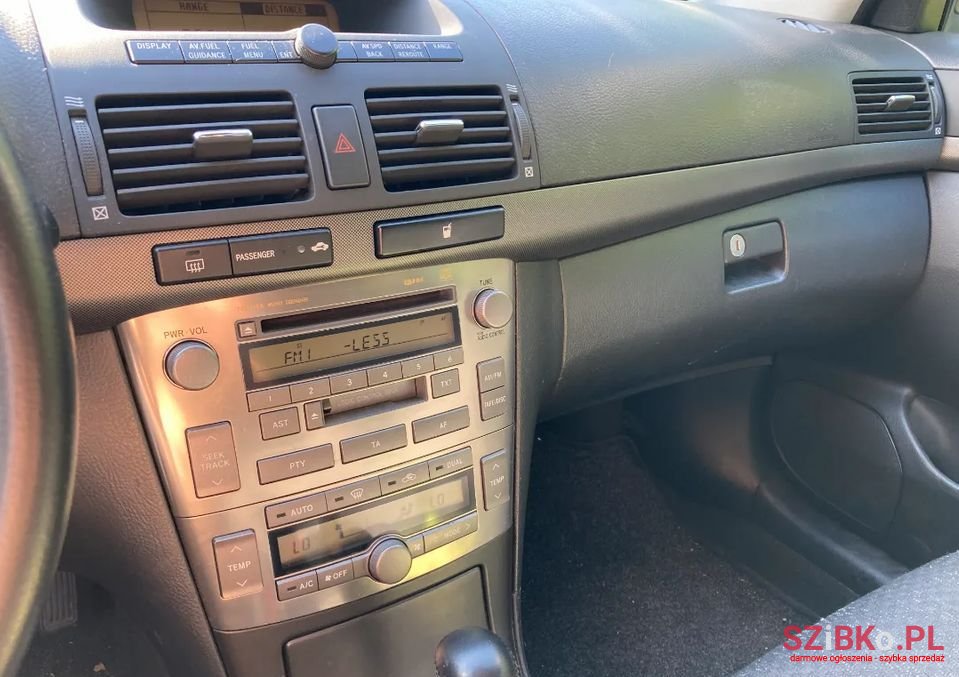2005' Toyota Avensis photo #3
