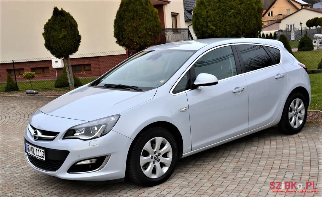 2014' Opel Astra photo #4