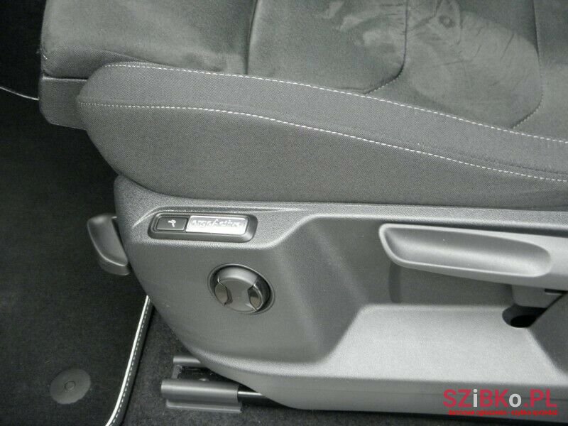 2020' Volkswagen Tiguan photo #5