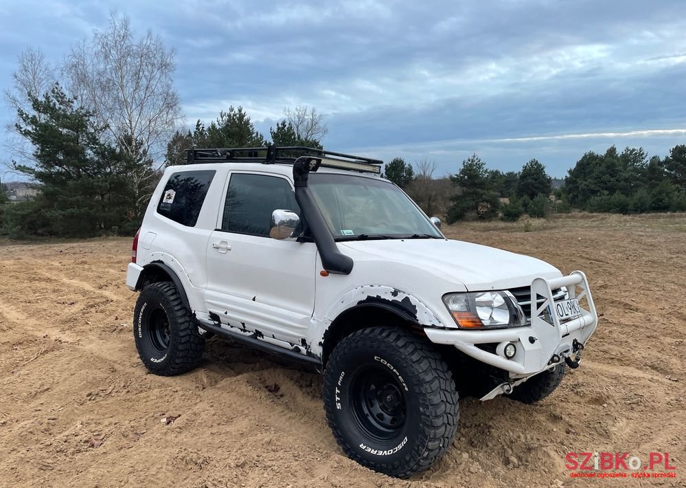 2002' Mitsubishi Pajero photo #3