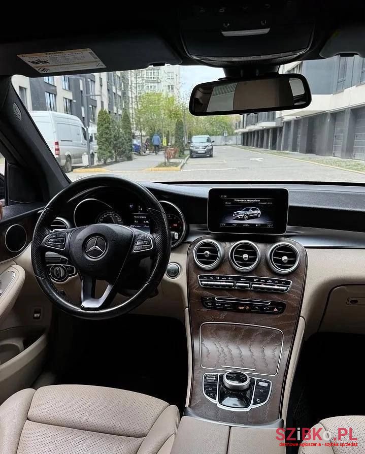 2018' Mercedes-Benz GLC 300 4-Matic photo #5