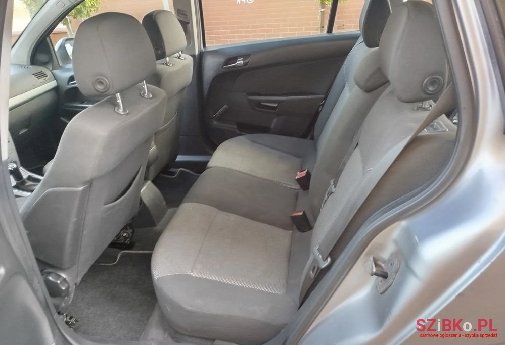 2010' Opel Astra photo #6