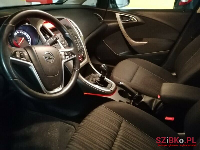 2012' Opel Astra photo #4