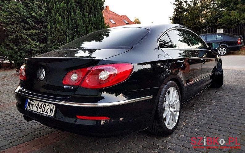 2010' Volkswagen Passat photo #2