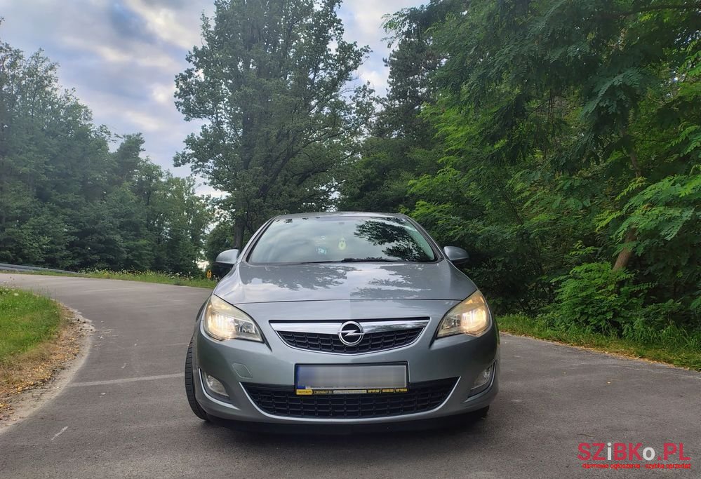 2010' Opel Astra Iv 2.0 Cdti Cosmo photo #3