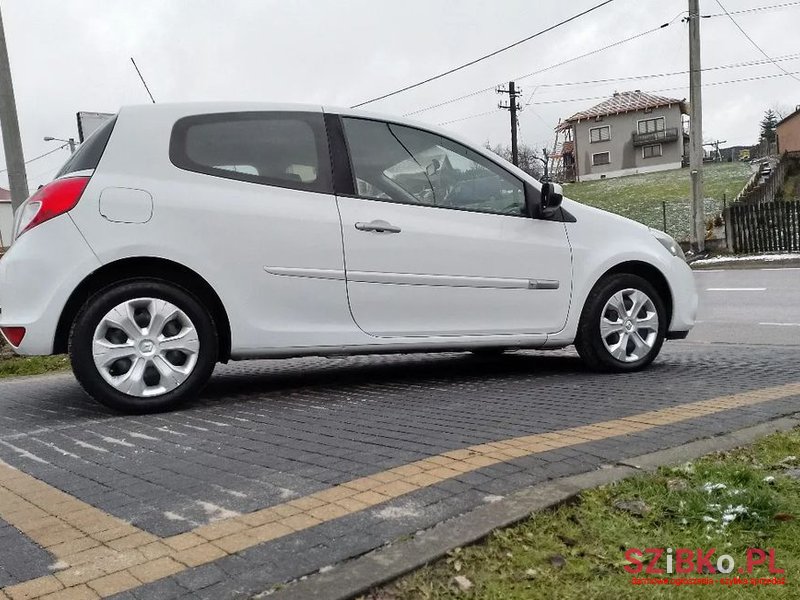 2010' Renault Clio photo #6