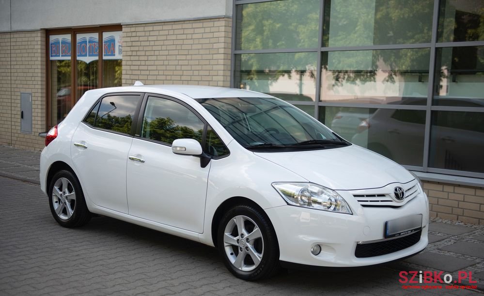 2011' Toyota Auris photo #3