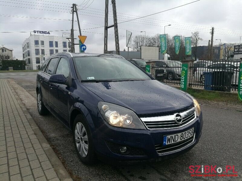 2011' Opel Astra photo #2